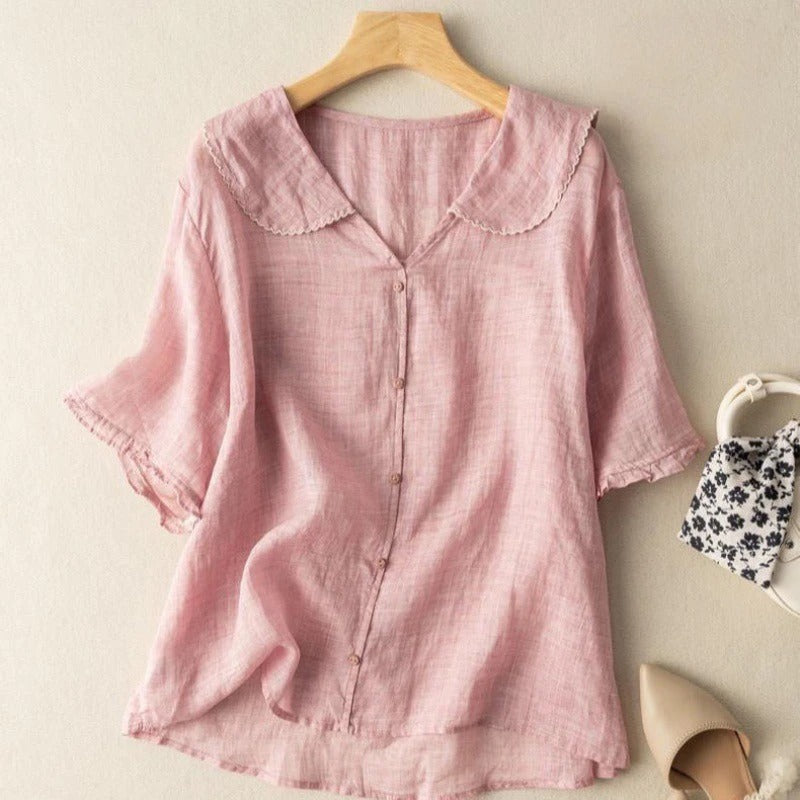 Vintage stijl damesblouse met peterpankraag en knoopsluiting, creëert een elegante retro look.