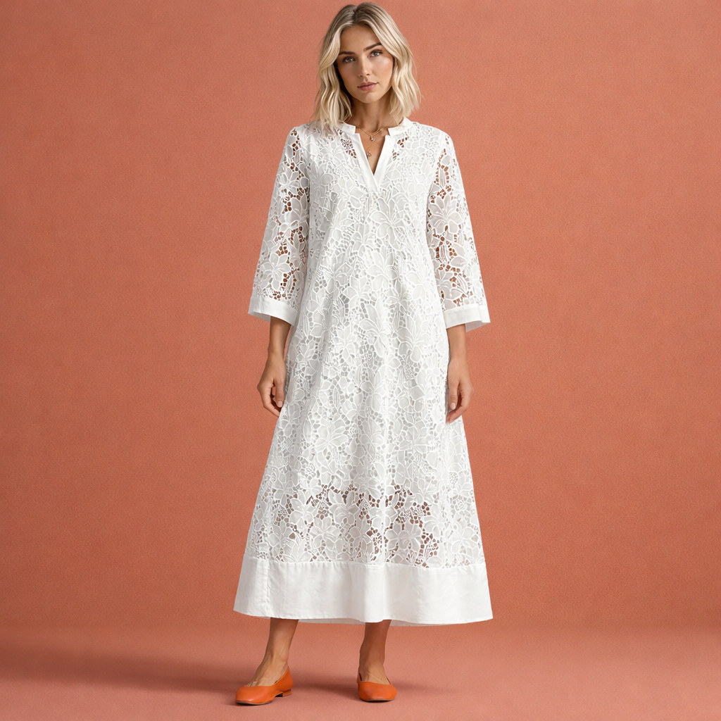 Witte elegante kanten maxi jurk voor dames met 3/4-mouw en hoge kraag, perfect als zomer- of feestjurk.