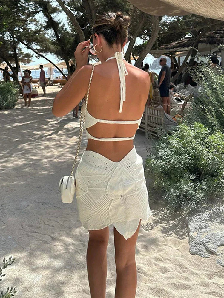 Modieuze gehaakte witte dames set. Boho haltertop & minirok, perfecte strand- of vakantie outfit.