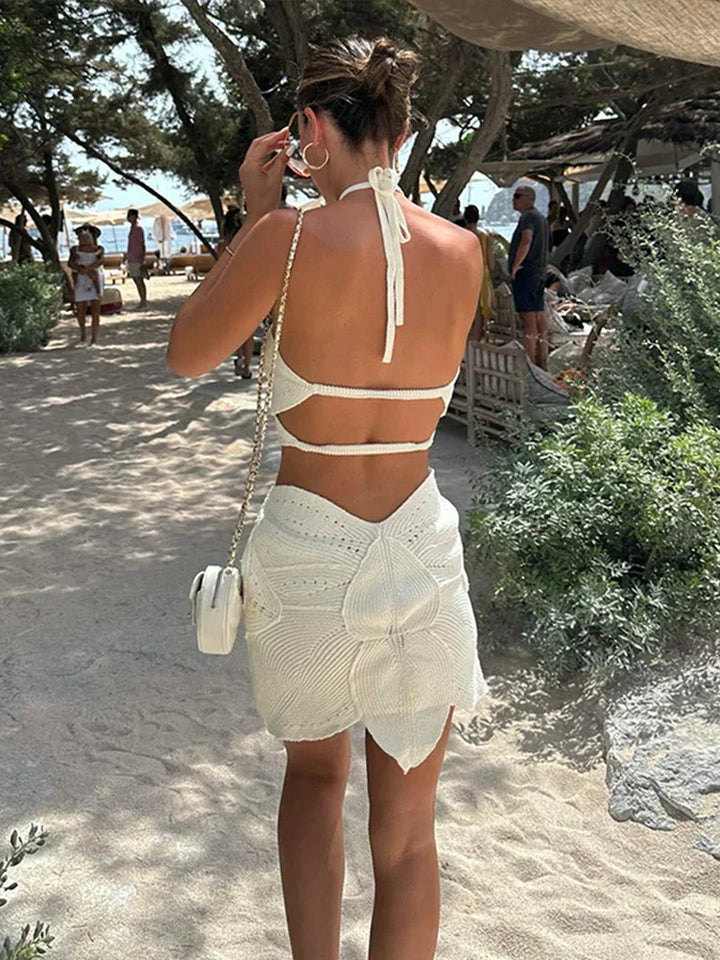 Modieuze gehaakte witte dames set. Boho haltertop & minirok, perfecte strand- of vakantie outfit.