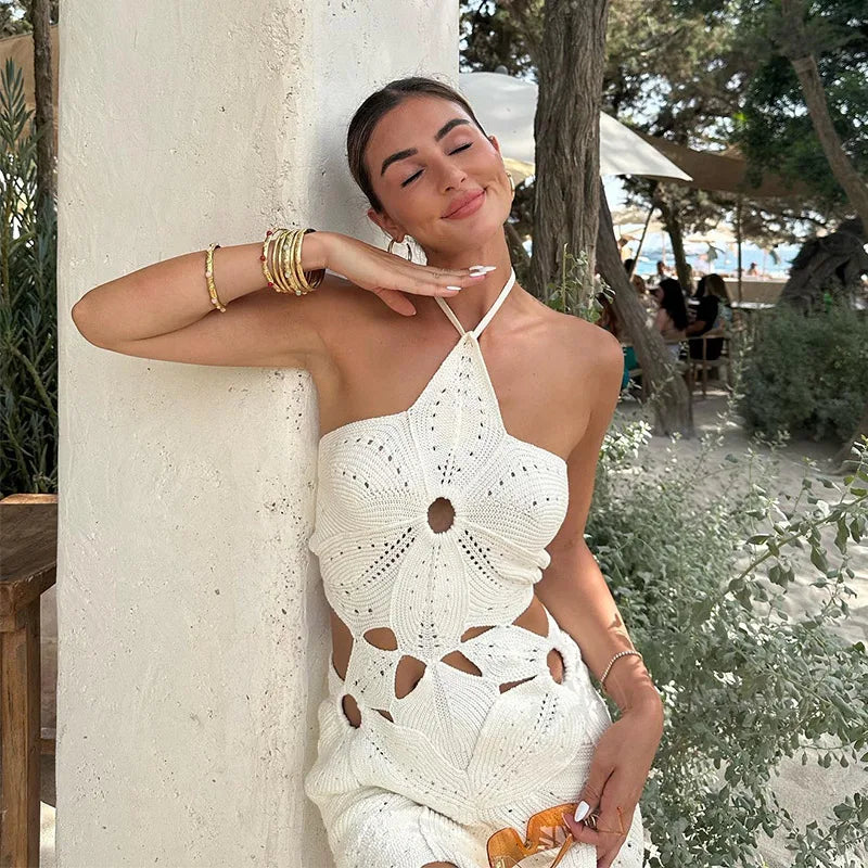Boho dames set: witte gehaakte haltertop en bijpassende mini-rok. Zomerse strandkleding.