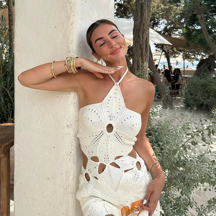 Boho dames set: witte gehaakte haltertop en bijpassende mini-rok. Zomerse strandkleding.