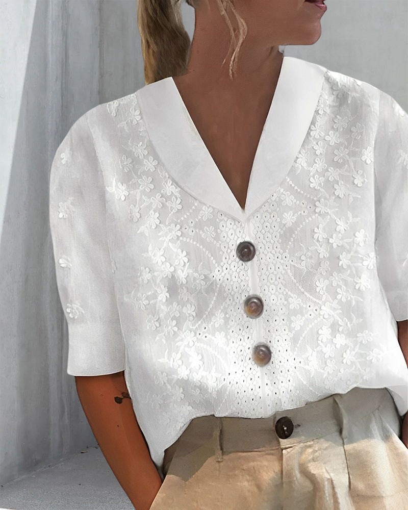 Witte getailleerde dames blouse, elegant en comfortabel, ideaal voor casual of formele lente/zomer gelegenheden.