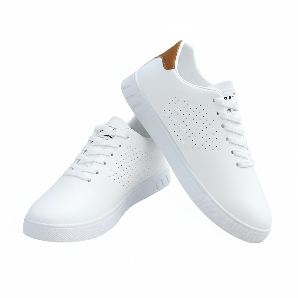 Witte heren low-top sneakers met perforaties en vetersluiting, perfect voor een casual stijl.