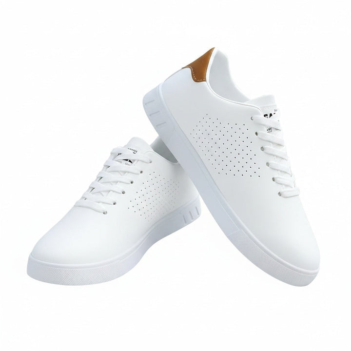 Witte heren low-top sneakers met perforaties en vetersluiting, perfect voor een casual stijl.