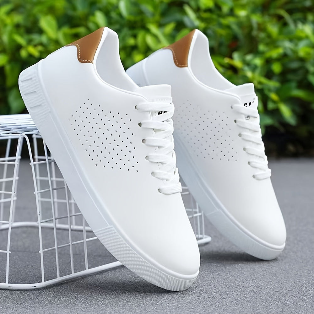 Stijlvolle zwarte low-top herensneakers met geperforeerd design en comfortabele veters.