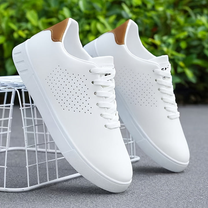 Stijlvolle zwarte low-top herensneakers met geperforeerd design en comfortabele veters.