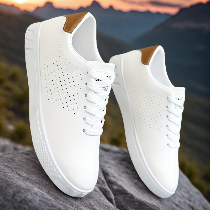 Detailfoto van geperforeerde neus op comfortabele witte heren low-top sneakers met vetersluiting.
