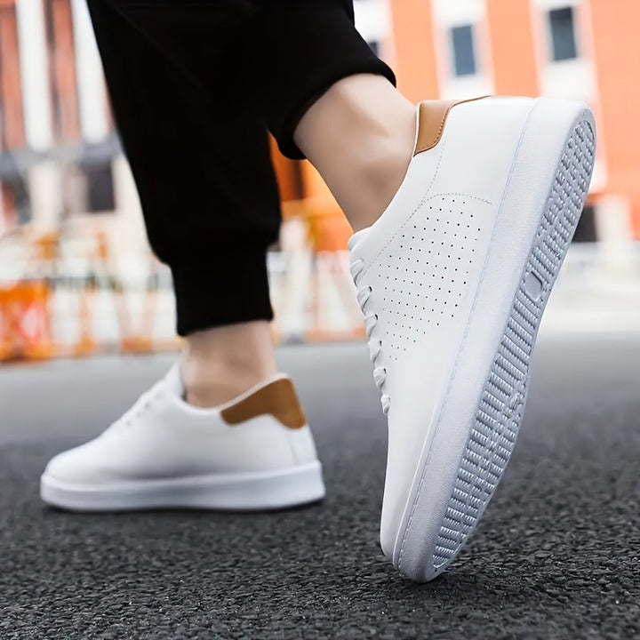 Zijkant van casual zwarte herensneakers met low-top design, veters en subtiele perforaties.