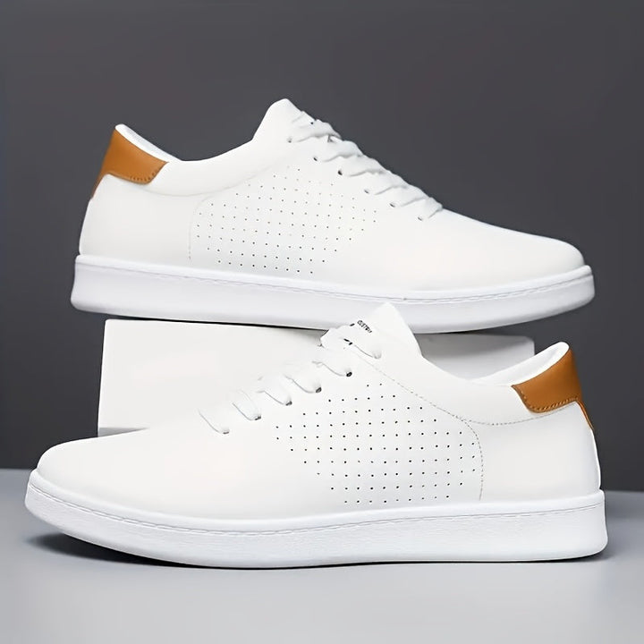 Comfortabele witte low-top sneakers voor heren, met perforaties en veters, ideaal voor casual outfits.
