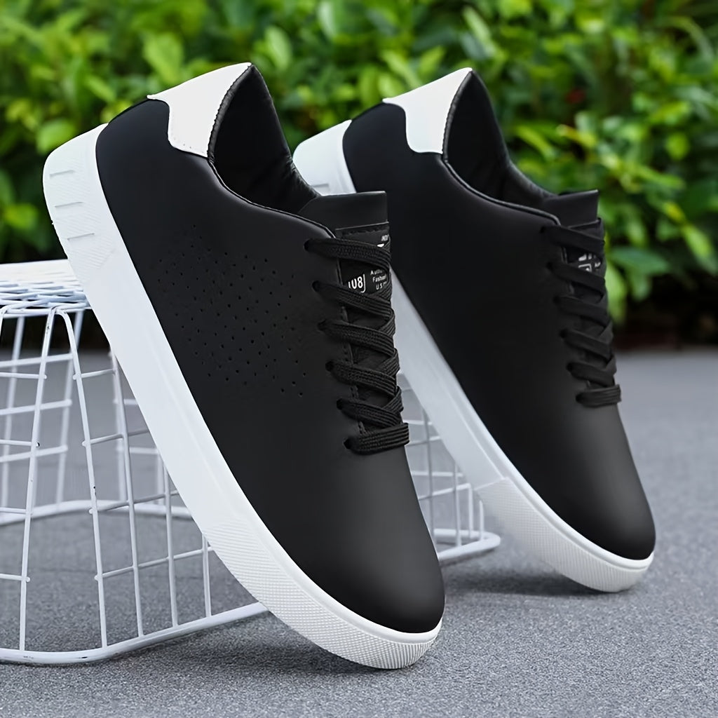 Witte casual heren low-top sneakers met perforaties, veters en een strak, modern design.