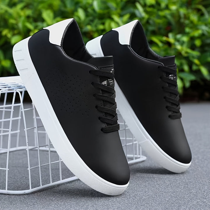 Witte casual heren low-top sneakers met perforaties, veters en een strak, modern design.