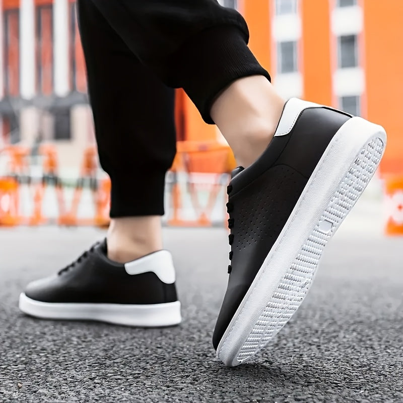 Close-up van de vetersluiting op stijlvolle zwarte heren low-top sneakers met geperforeerde details.