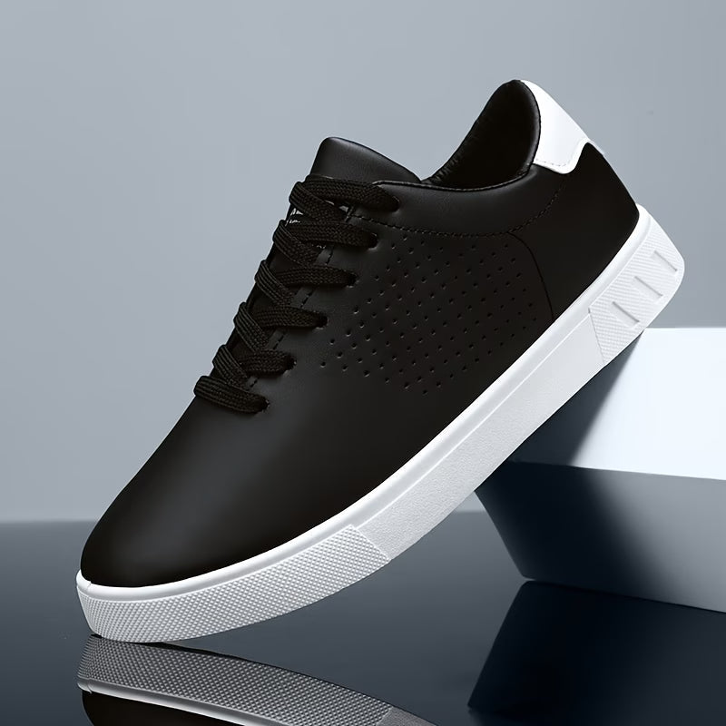 Bovenaanzicht van witte heren low-top sneakers met nette veters en gedetailleerde perforaties.