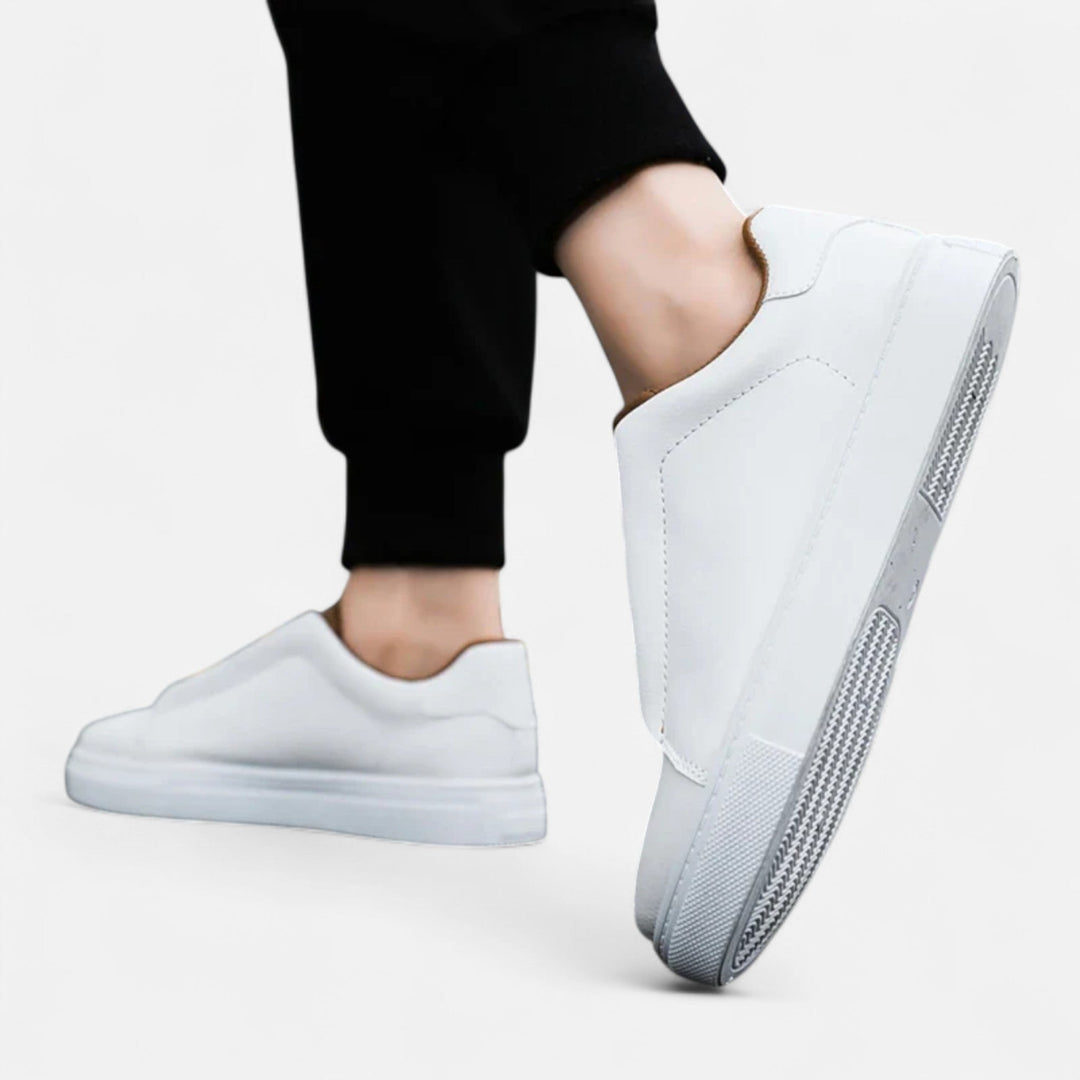 Zwarte slip-on heren sneakers Noah, een must-have voor casual comfort en moderne mannenmode.
