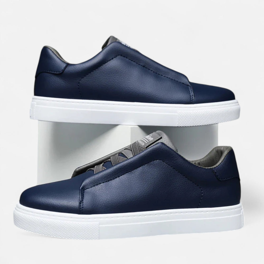 Marineblauwe slip-on sneakers Noah voor mannen, perfect voor comfortabele dagelijkse mode.