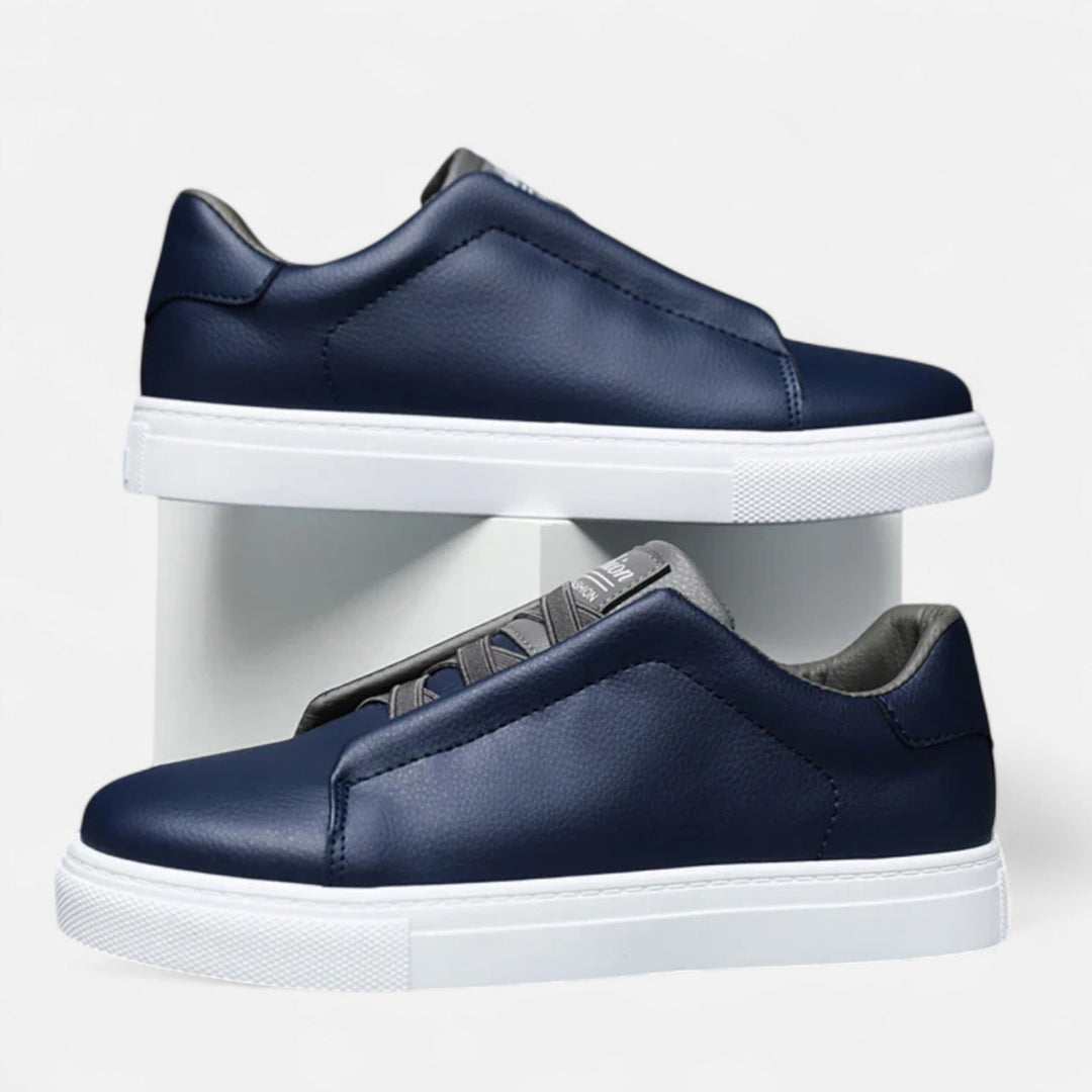 Marineblauwe slip-on sneakers Noah voor mannen, perfect voor comfortabele dagelijkse mode.