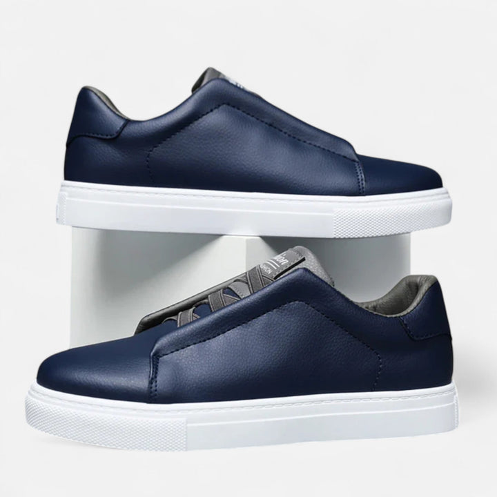 Marineblauwe slip-on sneakers Noah voor mannen, perfect voor comfortabele dagelijkse mode.