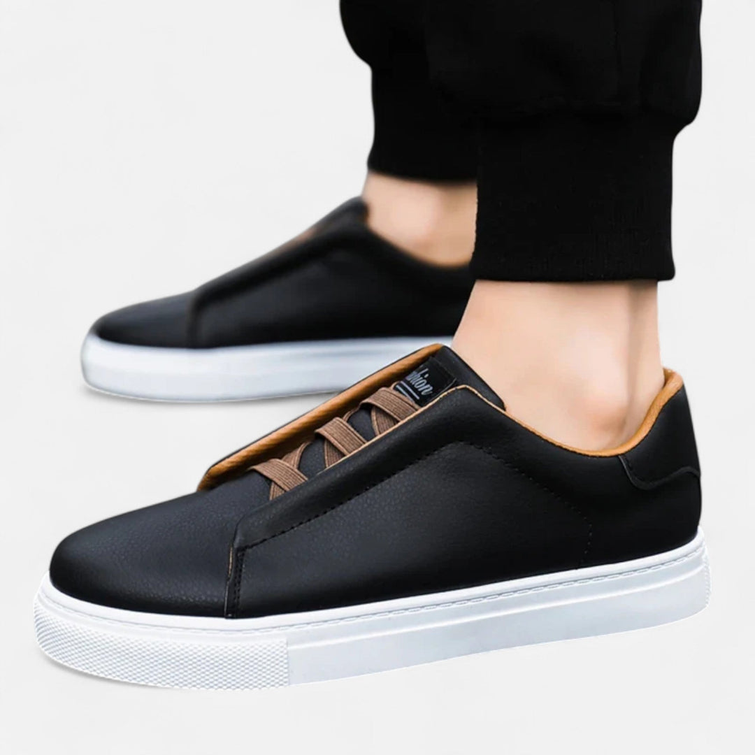 Close-up van de zijkant van de comfortabele Noah slip-on sneakers voor heren, wit met zool.