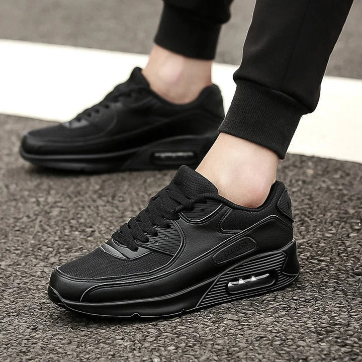 "Witte leren herensneakers met hoge zool, eigentijds design, luxueus wit leer, comfort en ondersteuning in elke stap."