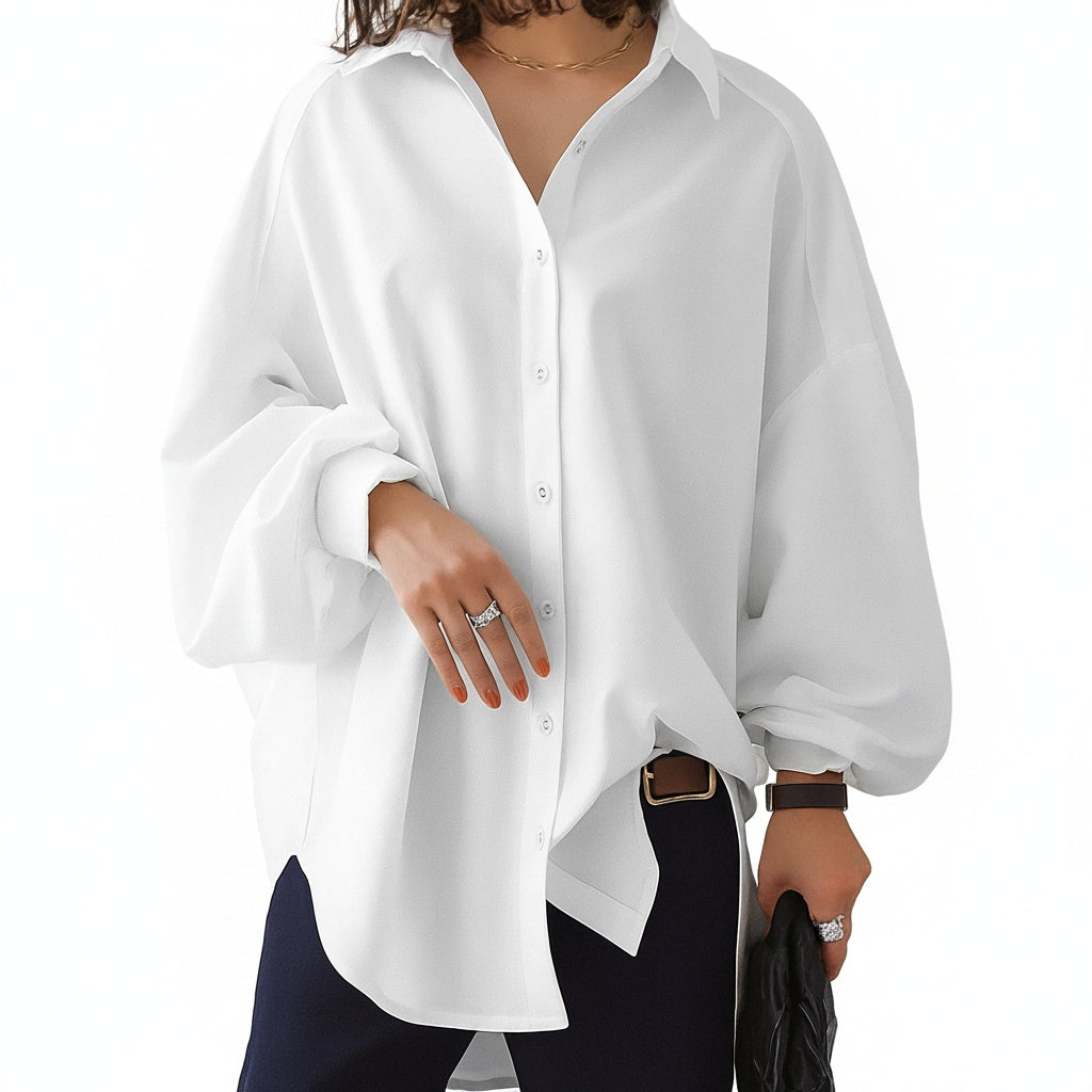 Witte oversized damesblouse met elegante ballonmouwen en klassieke hemdkraag, ideaal voor een comfortabele, stijlvolle look.