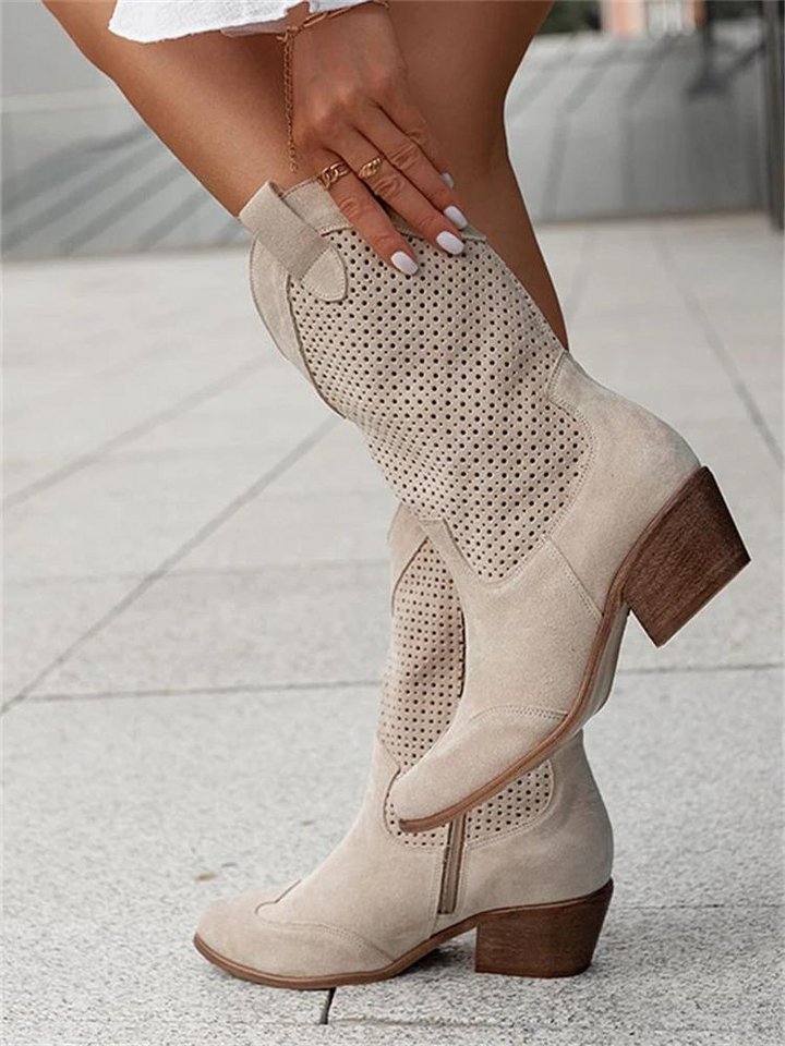 Unieke witte dames cowboylaarzen van Rheya, perfect voor een modieuze festival- of zomerlook.