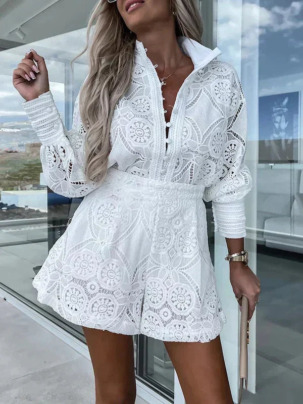 Witte tweedelige boho set voor dames met opengewerkte details, perfect voor zomer en strand.