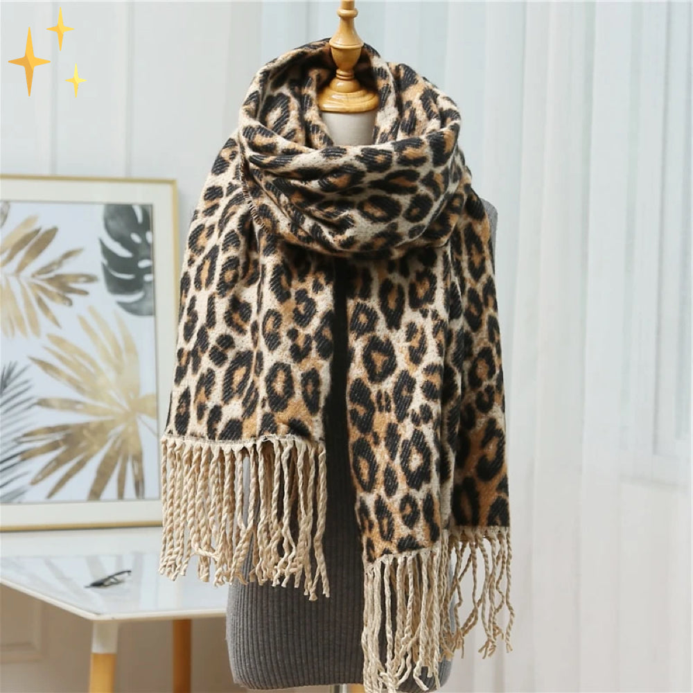 Elegante luipaardprint wollen XL wintersjaal voor dames, een stijlvol modeaccessoire.