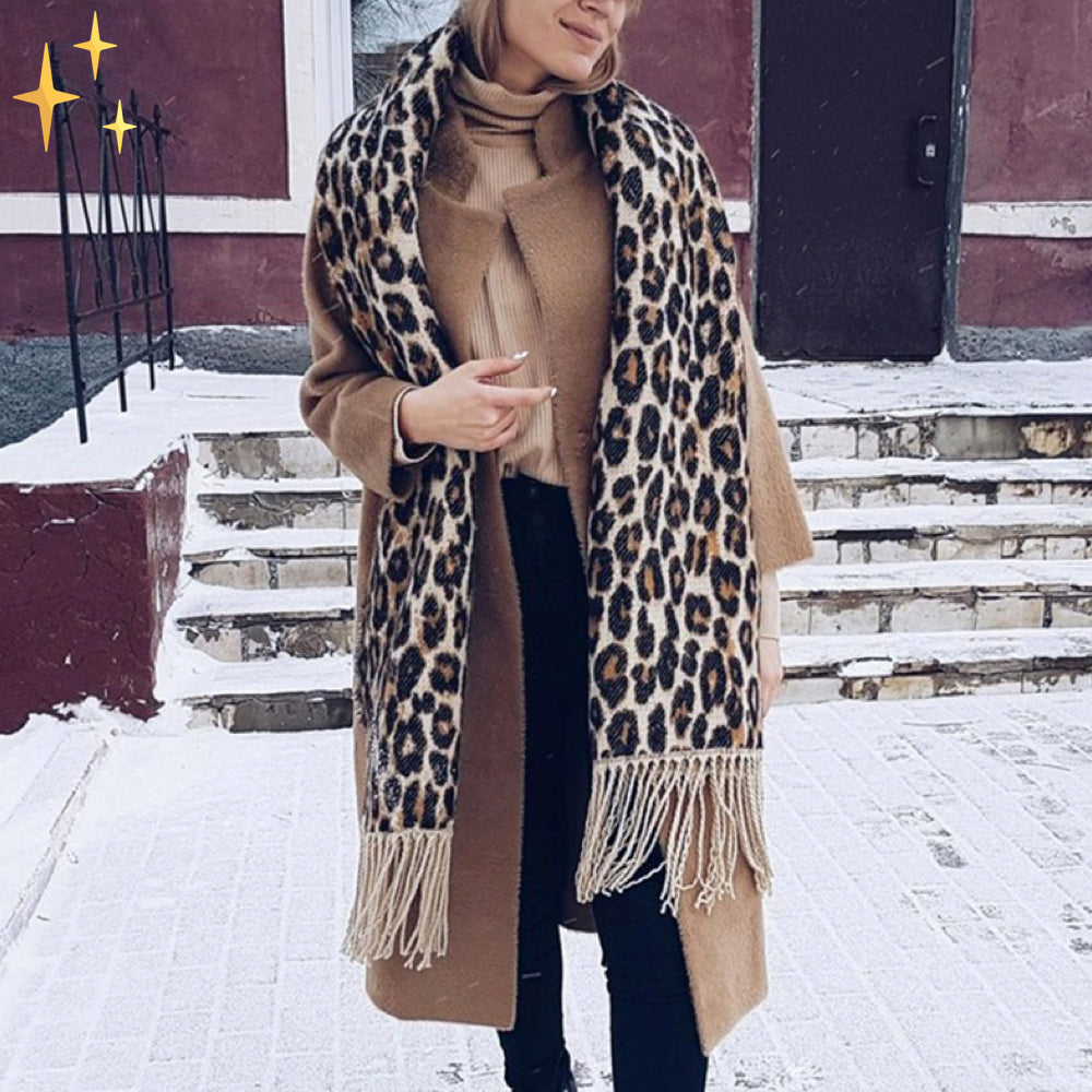 Trendy luipaardprint dames sjaal, gemaakt van zachte wol, ideaal als warme winteraccessoire.