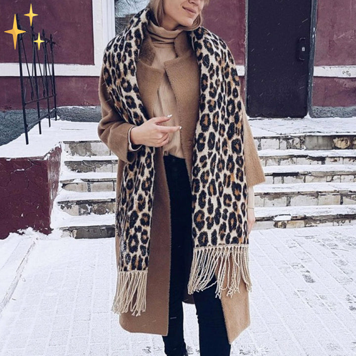 Trendy luipaardprint dames sjaal, gemaakt van zachte wol, ideaal als warme winteraccessoire.