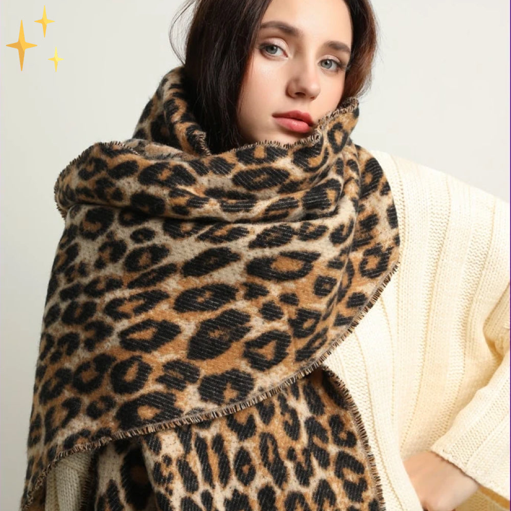 Warme wollen dames sjaal in XL formaat met chique luipaardprint, essentieel voor de winter.