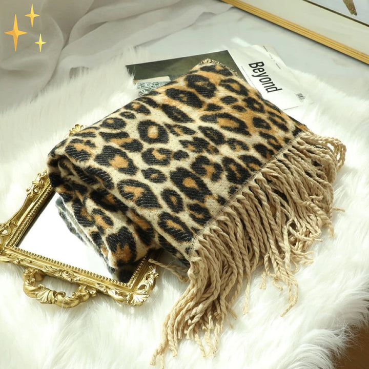 Comfortabele XL dames winter sjaal met zachte wol en opvallende luipaardprint.