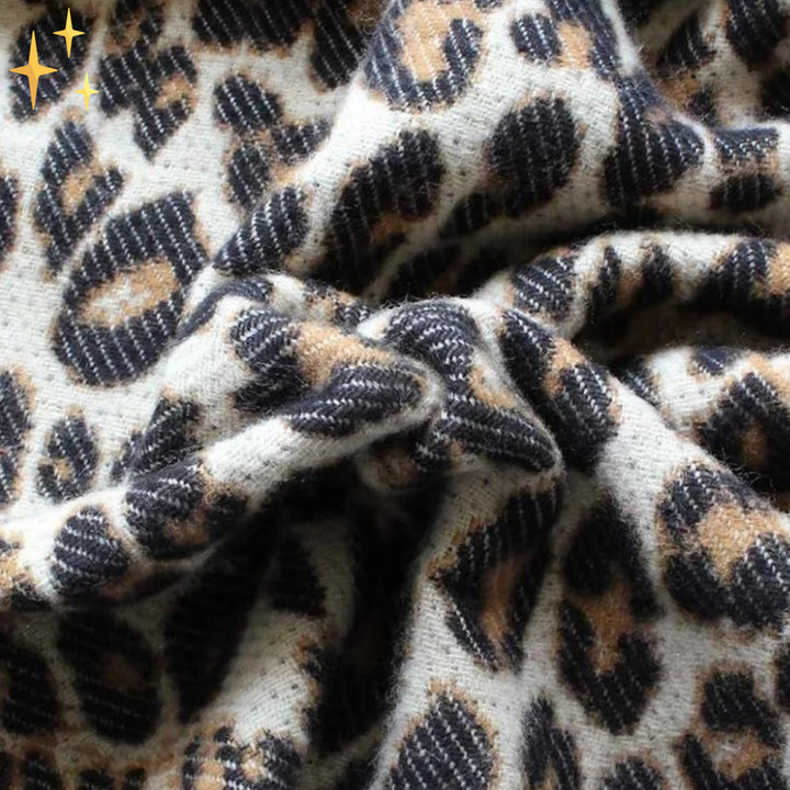 Modieuze luipaardprint wollen XL sjaal voor dames, een elegant en warm winter modeaccessoire.
