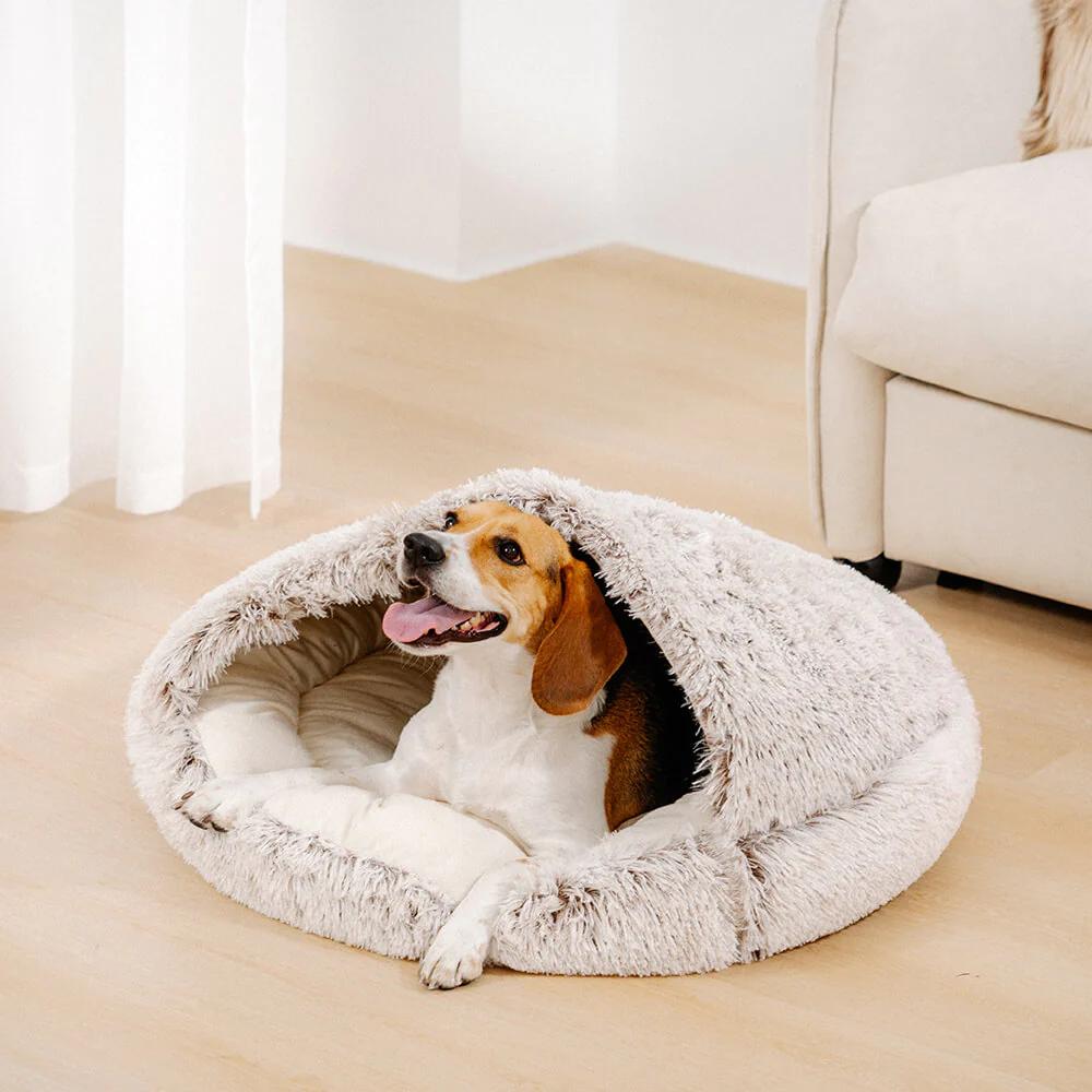Luxe pluche hondenkussen in grottenbed stijl, Cozycave, voor een comfortabele en kalmerende slaapplek.