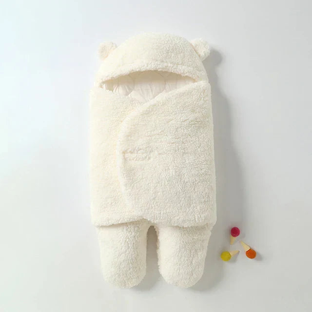 Ideaal kraamcadeau: deze comfortabele wikkeldeken biedt warmte en geborgenheid aan elke pasgeboren baby.