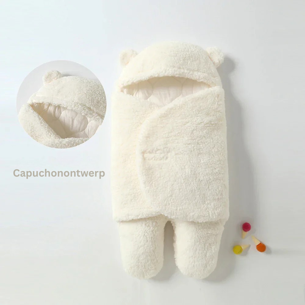 Schattige baby slaapt vredig in een comfortabele, zachte wikkeldeken, genietend van warmte en rust.