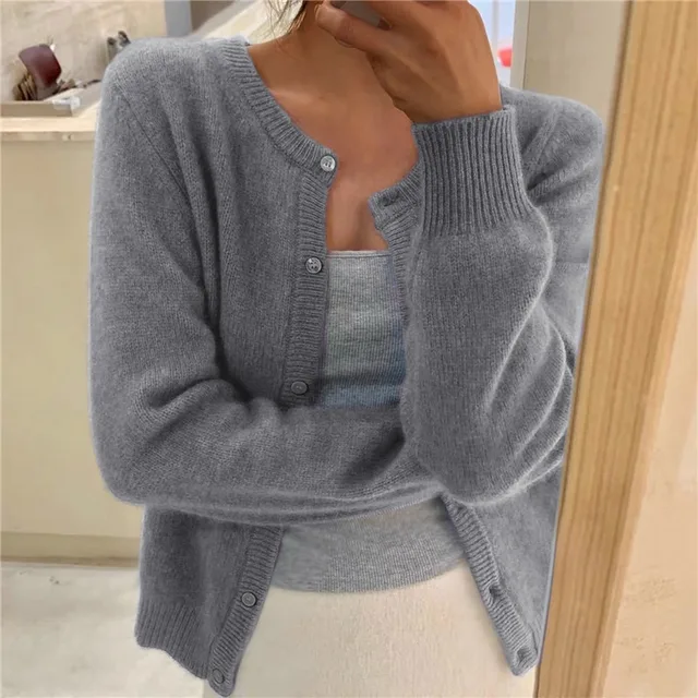 "Zachte gebreide cardigan met knoopsluiting, ronde hals en lichte pasvorm, verkrijgbaar in meerdere kleuren, elegant en warm.