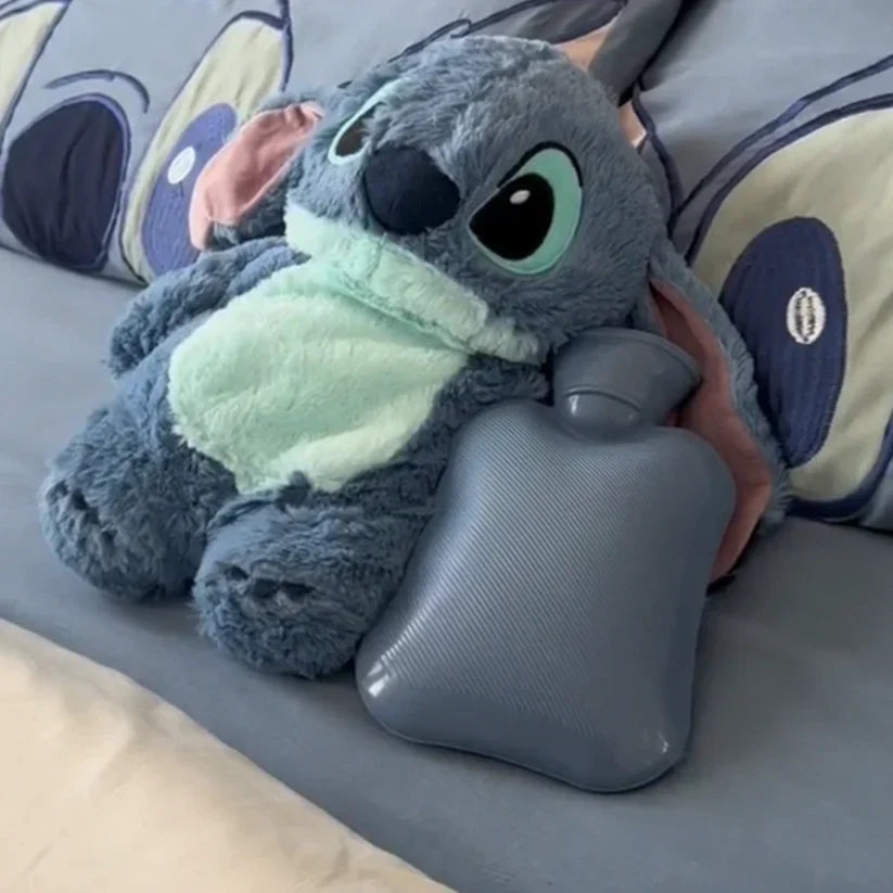 Knusse pluche warmwaterkruik voor ontspanning en comfort. Ideaal bij kou of buikpijn voor kinderen en volwassenen.