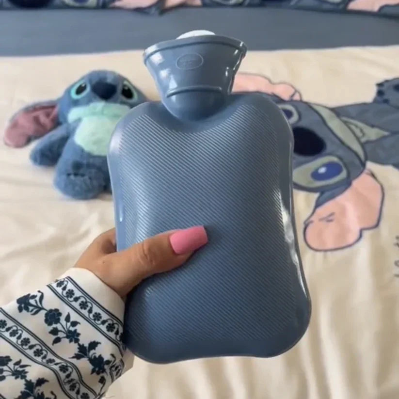 Knusse pluche warmwaterkruik voor gezellige warmte en comfort. Ideaal wintercadeau, biedt ontspanning voor jong en oud.