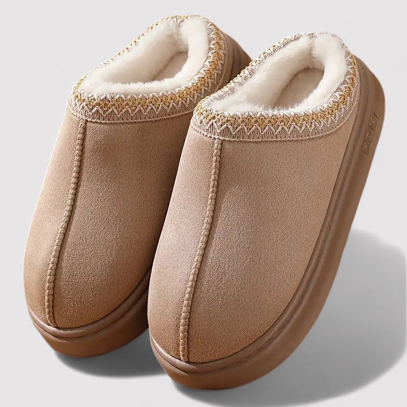 Stijlvolle zachte unisex pantoffels in tijdloos design, geschikt voor casual thuisgebruik en ontspanning.