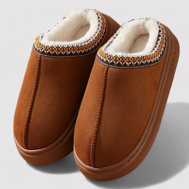 Bovenaanzicht van pluche zachte pantoffels, ontworpen voor maximaal voetcomfort binnenshuis. Perfecte thuis pantoffels.