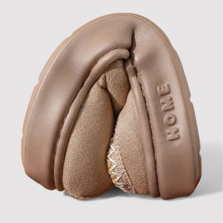 Persoon geniet van ultiem voetcomfort, dragend luxe zachte pantoffels, ideaal voor een relaxte avond thuis.