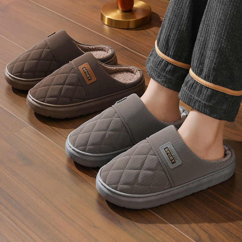 Detailopname van de zachte stof van deze warme pantoffels. Ultiem comfort voor dames en heren.