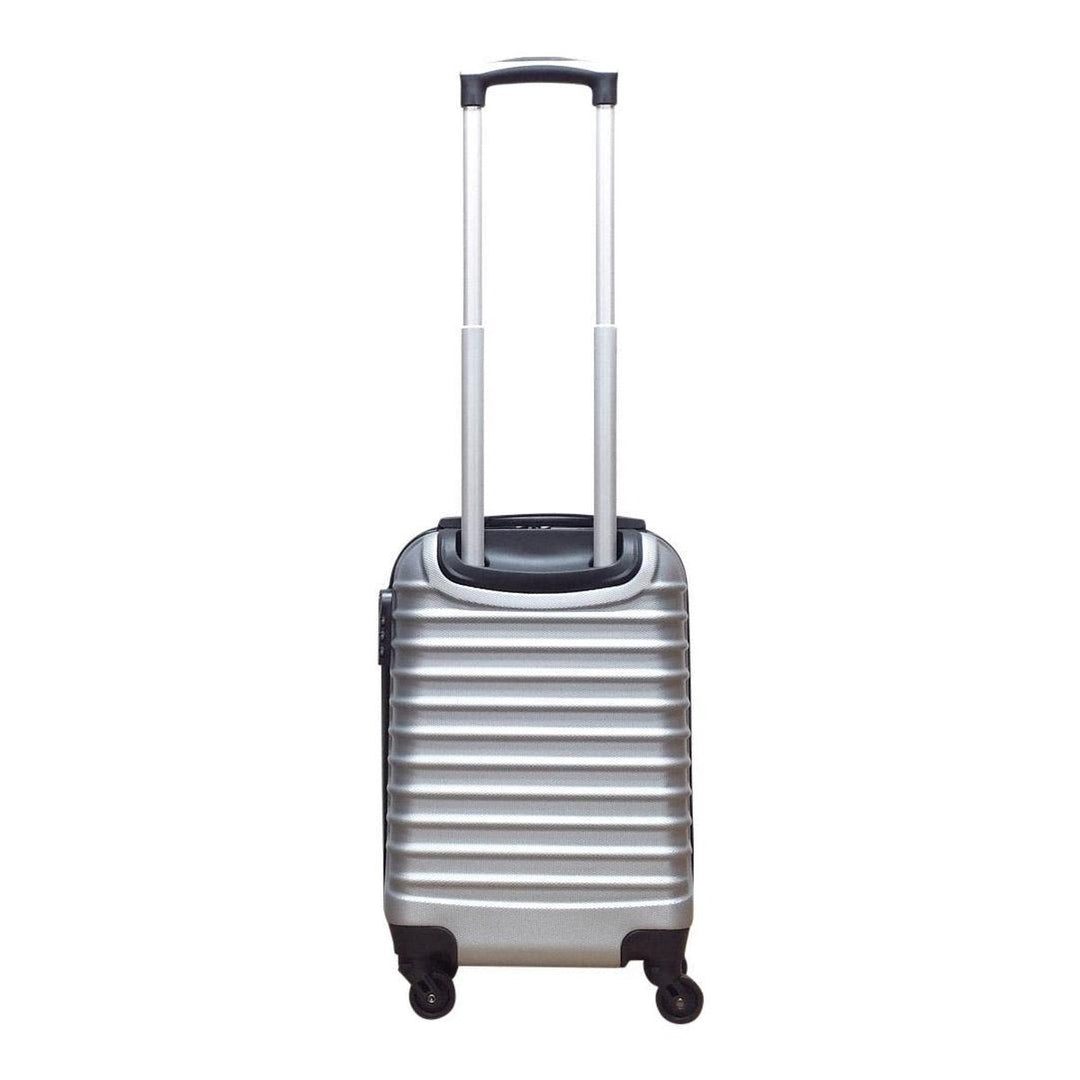 Zilveren hardshell trolleyset op luchthaven. Stijlvolle en duurzame bagage voor zorgeloos reizen. Lichtgewicht reiskoffer.