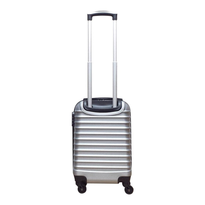 Zilveren hardshell trolleyset op luchthaven. Stijlvolle en duurzame bagage voor zorgeloos reizen. Lichtgewicht reiskoffer.