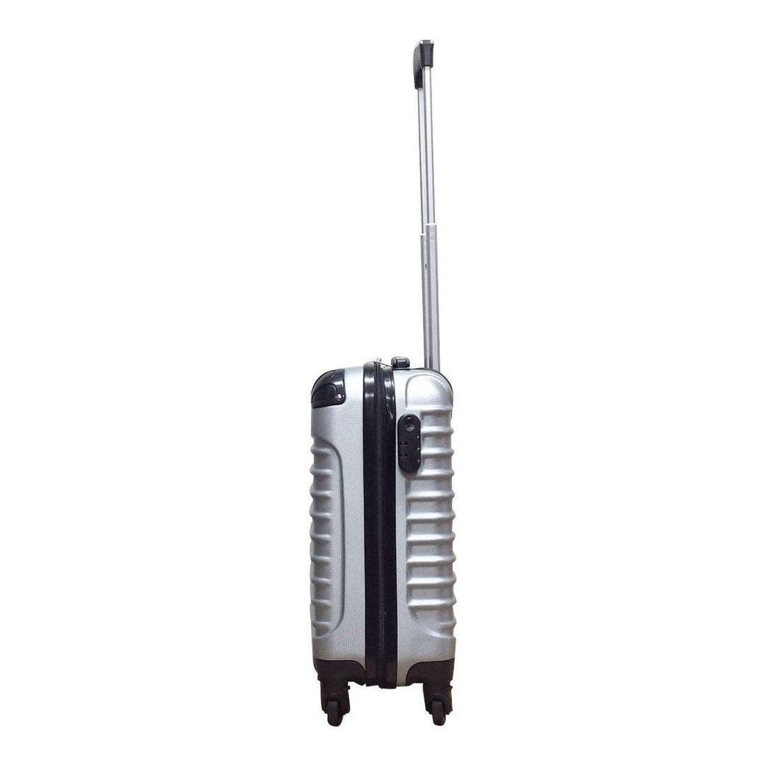 Textuur van de zilveren hardshell reiskoffer. Krasbestendig en robuust materiaal voor duurzame bagage. Moderne trolley set.