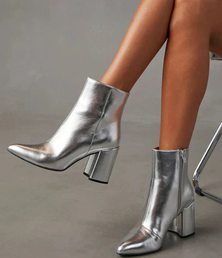 "Zilveren metallic enkellaarsjes dames, opvallend, modern, comfortabele pasvorm, enkellange pasvorm voor jeans of jurken."