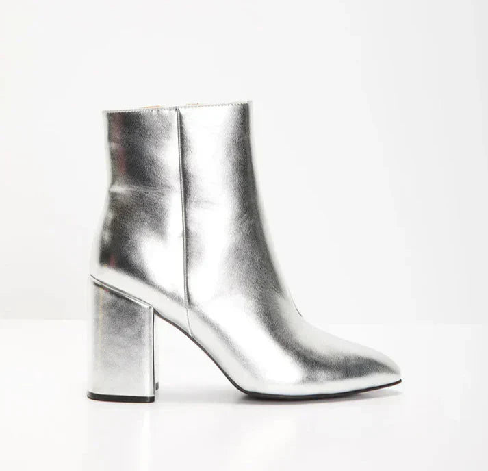 "Zilveren metallic enkellaarsjes dames, opvallend, modern, comfortabele pasvorm, enkellange pasvorm voor jeans of jurken."