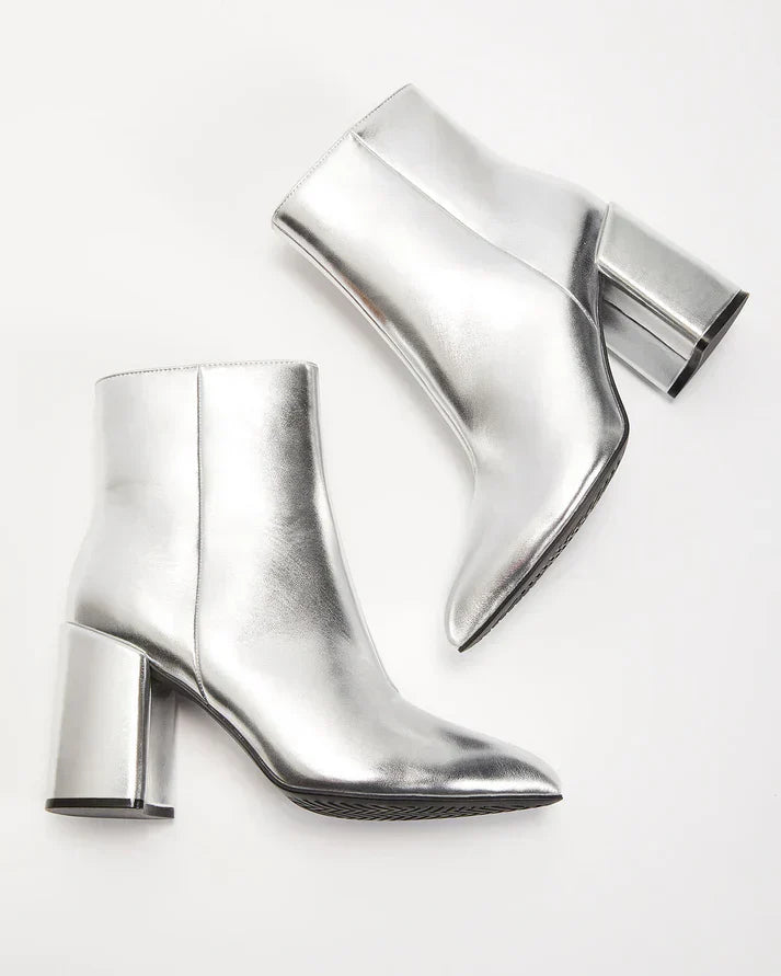 "Zilveren metallic enkellaarsjes dames, opvallend, modern, comfortabele pasvorm, enkellange pasvorm voor jeans of jurken."