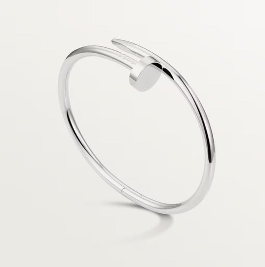 "Zilveren minimalistische armband met spijkerdesign, verstelbare sluiting, glanzend sterling zilver, modern en elegant."